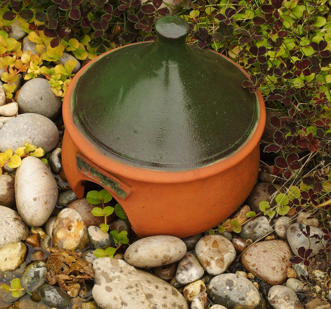 Photo of a "frog house" which is a pot for your garden with an opening